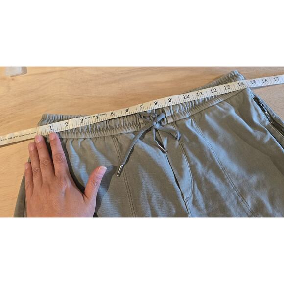 Athleta Shorts Women’s 4 Farallon Cypress Green Zipper Pockets Style 338976 - Picture 7 of 8